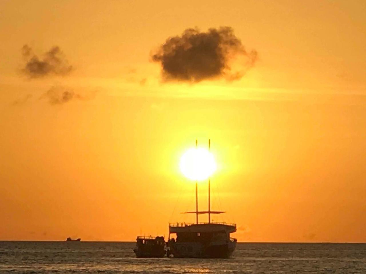 String Wave Maldives Hotell Gulhi Exteriör bild